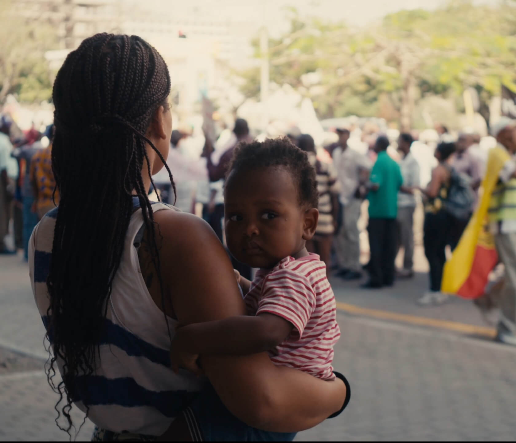 Sarah und ihre Tochter Luana beobachten eine Demo in Maputo