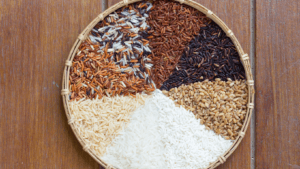 eine Schüssel mit verschiedenen Sorten Reis und Getreide