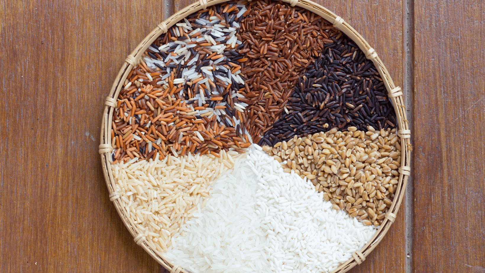 eine Schüssel mit verschiedenen Sorten Reis und Getreide